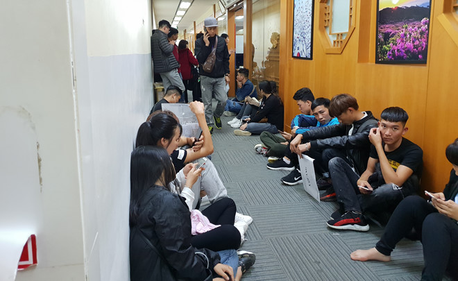 Xin visa du lịch Hàn Quốc nhiều người xếp hàng, ngủ gật, mệt mỏi