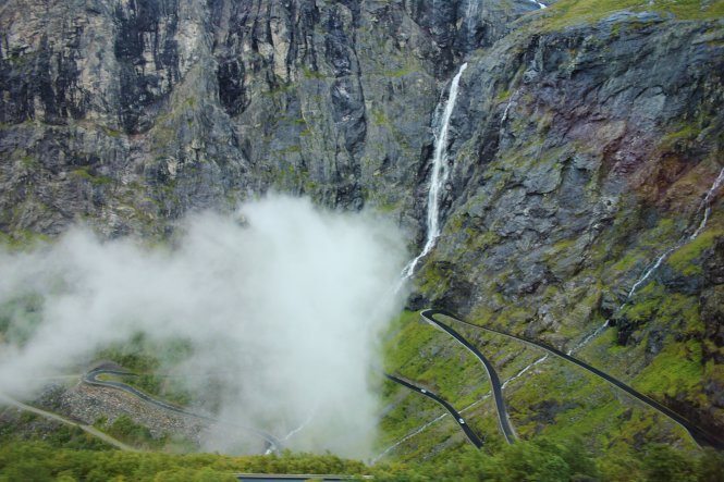 Một thác nước sát cạnh con đường Trollstigen ở Valldal ở Na Uy