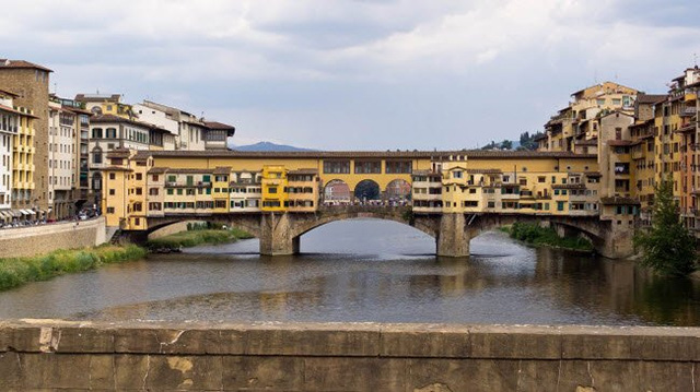 Cầu cổ Ponte Vecchio ở thành phố Florence, Ý