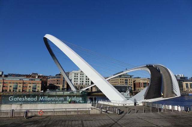 Cầu Gateshead Millennium ở Anh
