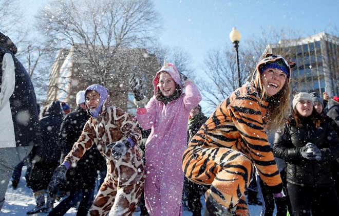 Giới trẻ Mỹ hào hứng vui đùa trong lớp tuyết trắng xóa
