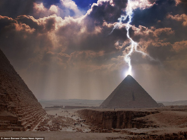 Nhiếp ảnh gia Jason Bennee bắt được khoảnh khắc ấn tượng về sự bùng nổ ảnh sáng một cơn bão khi đi qua kim tự tháp Giza ở Ai Cập.