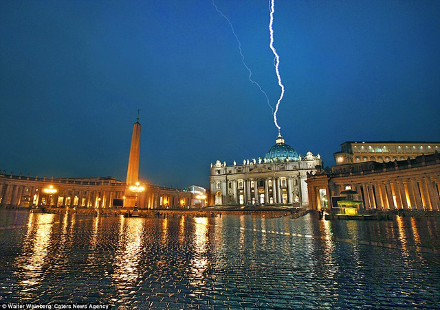 Một tia chớp chạm ngọn tháp ở nhà thờ St Peter tại Vatican khi có giông bão