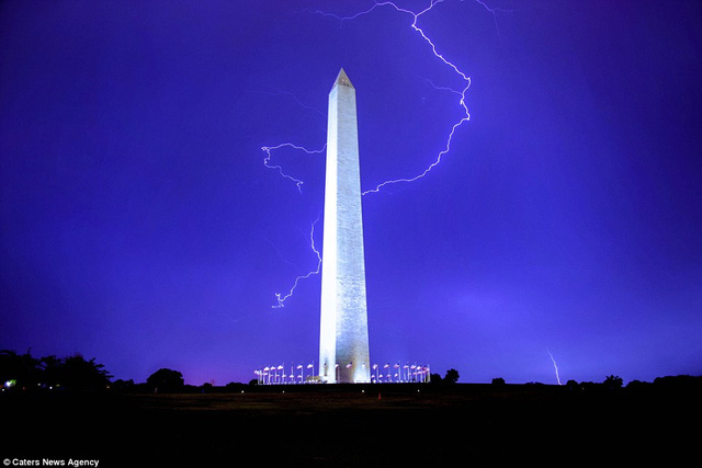 Đài tưởng niệm Washington được thắp sáng màu tím sẫm huyền diệu