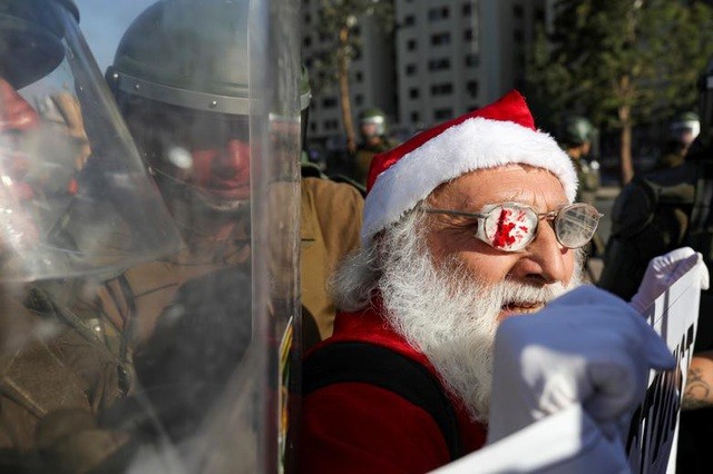 Một "ông già Noel" bị thương trong cuộc biểu tình phản đối chống chính phủ tại Santiago, Chile ngày 20/12.