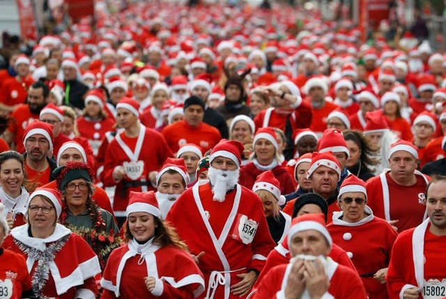 Những người tham gia một cuộc thi chạy trên đường Issy-les-Moulineaux, Paris, Pháp mặc trang phục ông già Noel ngày 15/12.