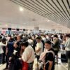 Hành khách đang làm thủ tục xuất cảnh Việt Nam tại sân bay Tân Sơn Nhất