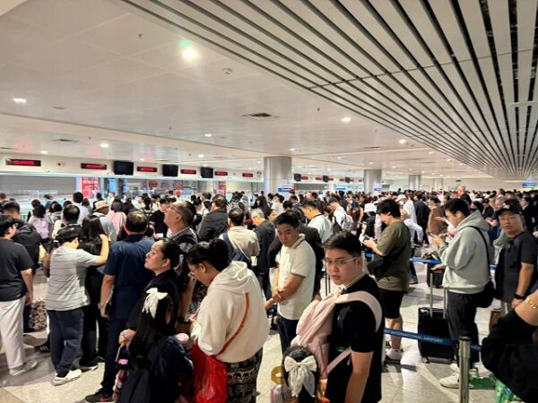 Hành khách đang làm thủ tục xuất cảnh Việt Nam tại sân bay Tân Sơn Nhất