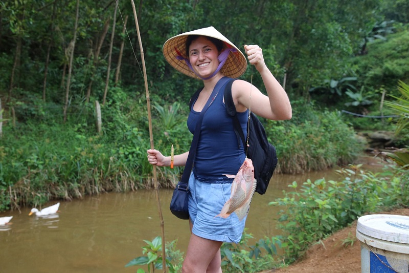 Khách du lịch trải nghiệm câu cá